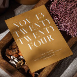 Senapsbrun Höstbröllop | Minimalistisk Höst Spara Datumet<br><div class="desc">Meddela datumet för er bröllopsdag med en varm, modern enkelhet med detta minimalistiska "Save the Date"-kort i senapsbrunt. Den feta datumtypografin på framsidan skapar en samtida redaktionell look, medan den varma jordnära tonen tillför en avspänd men ändå förfinad atmosfär. Denna design fungerar vackert för höst- och sensommarbröllop, utomhuslokaler och naturligt...</div>