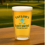 Senaste gången före Golf Bachelor i Ring Glaskopp<br><div class="desc">"Sista gången före Ring" Bachelor Golf-glas från Ricaso Tee, upp perfekten bachelor helg med den här coolan golftemarhöljet! Designat i skuggor av grönt och blått anger det här glaset tonen för en helg av roligt, vänskap och handledare. Oavsett om du är värd för en fullt-on-golfport eller bara planerar en dag...</div>