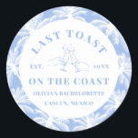 Senaste gisten på kusten vid Kusten-stranden Bache Runt Klistermärke<br><div class="desc">Vi presenterar vår "Sista toast on the Kusten" Beach Coastal Bachelorette Sticker, perfekten accentuerar för ditt hav firande! De här klistermärkena har en charmerande kustinspirerad design, som anger tonen för en minnesvärd strand-bachelorettfest. Med sitt varaktiga, självhäftande stöd kan de enkelt appliceras på party favors, dekorationer och mycket annat, och de...</div>