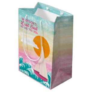 Senaste segelbåten framför Veil Sailboat Bachelore