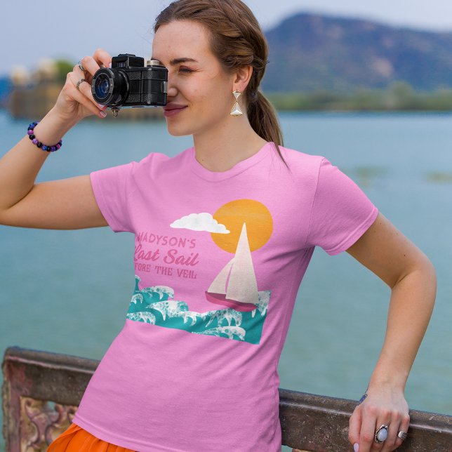 Senaste segelbåten framför Veil Sailboat Bachelore T Shirt (Skapare uppladdad)