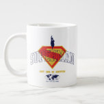 Senaste Son till Krypton Emblem Jumbo Mugg<br><div class="desc">Ät arvet från en legend med den här djärva och nostalgiska supermansdesignen! I mitten finns den tidslösa röda och gult S-skölden, stigning som en beacon med en heroisk silhuett av Superman som flyger uppåt. Den klassiska "SUPERMAN"-bokstaven tillför vintage, medan "SON OF KRYPTON" i brev i det gyllene blocket kallar formgivningen...</div>