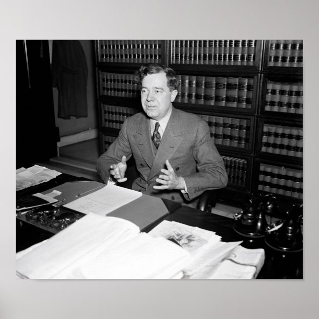 Senator Huey Long at Hans Desk - 1935 Poster (Framsidan)
