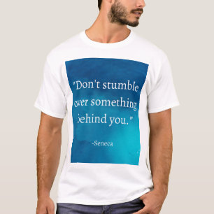 Seneca: Fokusera framåt, snubbla inte på det förfl T Shirt