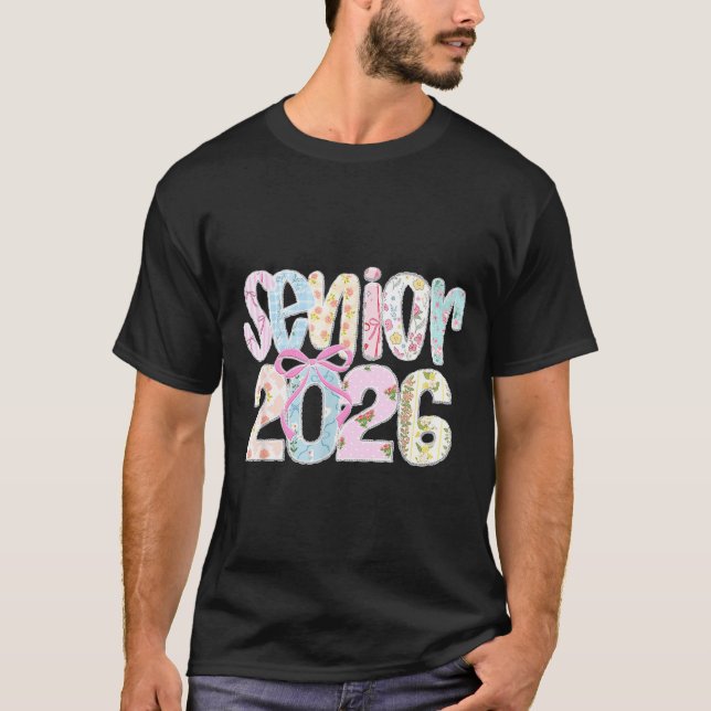 Senior 2026 pastell blomster patchwork bokstäver m t shirt (Framsida)