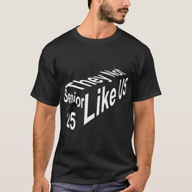 "Senior 25: De tycker inte om oss" T Shirt (Framsida)