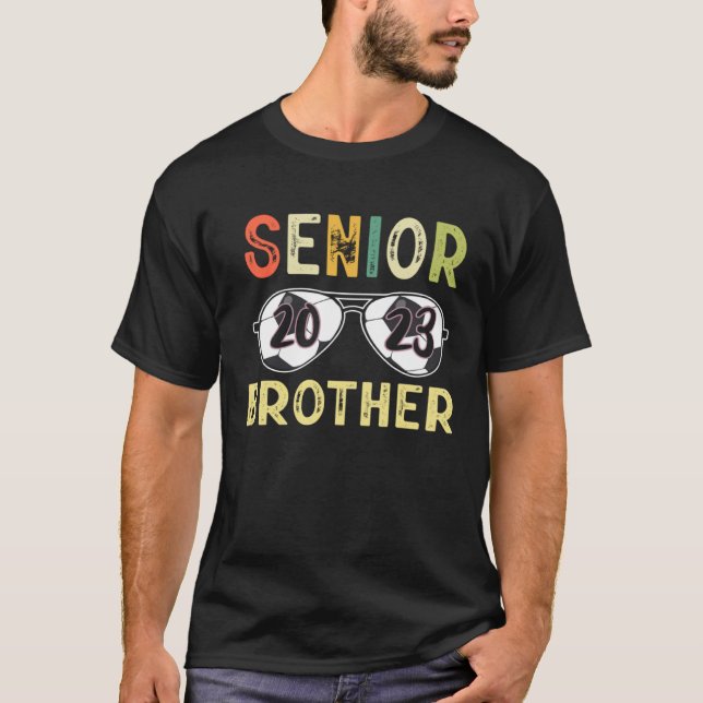 Senior Brother 2023 Proud Brother Soccer Senior Gr T Shirt (Framsida)