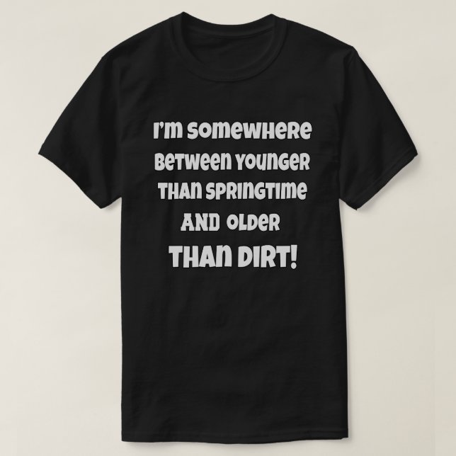 Senior Citizen, jag är någonstans mellan Funny Hum T Shirt (Design framsida)