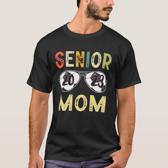 Senior Mom 2023 Proud Mom Soccer Lover Senior Grad T Shirt (Framsida)