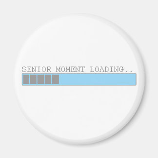 Senior-ögonblicket laddar lustigt pensionerade äld magnet