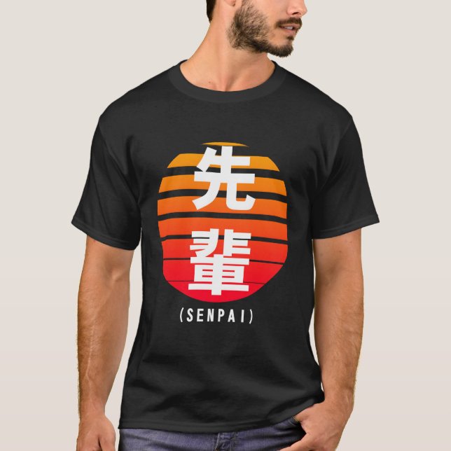 Senpai Kanji Script Eighties Titta T Shirt (Framsida)