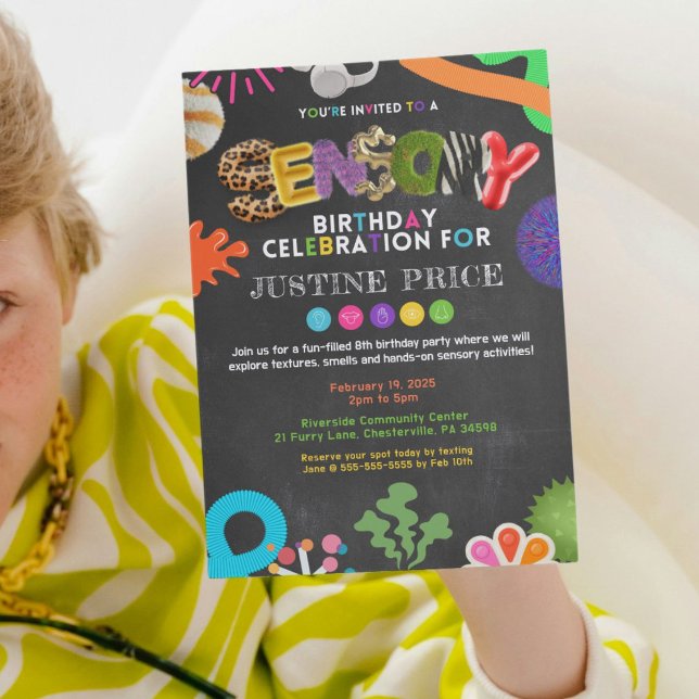 Sensorisk inbjudan till firande av födelsedagen (A sensory birthday invitation with a chalkboard background, perfect for a fun, hands-on celebration!)