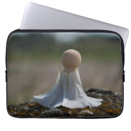 Sensueel gehuld poppetje in een bloemen jurkje. laptop fodral