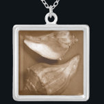 Sensuella Snäckor Silverpläterat Halsband<br><div class="desc">Renee W. Stramel fångar de här snäckorna i en vacker sepiaton. Denna vintage biet av konst är en perfekt som tillfogas varje älskare av anemon. Få din konst utskriven idag på produkten.</div>