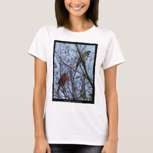 Sentinels Blue Jay och Cardinal av Lee Hiller T-shirt
