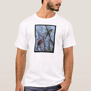 Sentinels Blue Jay och Cardinal av Lee Hiller T-shirt