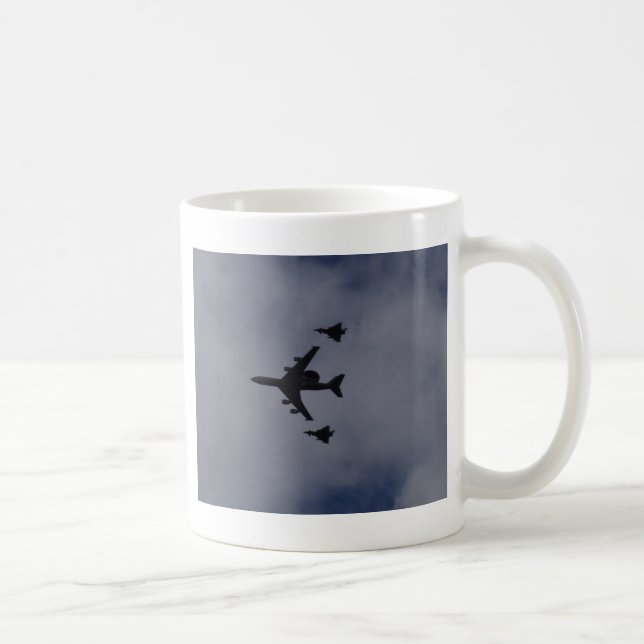 Sentry eskorterad av Typhoons Kaffemugg (Höger)
