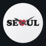 Seoul Kärlek Heart Stor Klocka<br><div class="desc">Seoul Kärlek Heart

Globe Trotters specialiserar sig på idiosynkratiskt bildmaterial från hela världen. Här hittar du unika hälsningskort,  vykort,  Poster,  Mousepads med mera.</div>