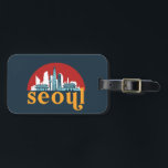 Seoul Korea Vintage City Skyline Cityscape Art Bagagebricka<br><div class="desc">Vintage- och reflexritorier med vackra skyliner,  attraktion och cityscape-konst. Coola skyscraper och byggnad silhuette illustrerar handelsvara för turister och resenärer. Perfekt som souvenir att ta med sig hem när man reser. Spara minnet av din resa och semester med familj och vänner. Bakgrunden till färg kan anpassas till färg.</div>