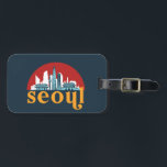 Seoul Korea Vintage City Skyline Cityscape Art Bagagebricka<br><div class="desc">Vintage- och reflexritorier med vackra skyliner,  attraktion och cityscape-konst. Coola skyscraper och byggnad silhuette illustrerar handelsvara för turister och resenärer. Perfekt som souvenir att ta med sig hem när man reser. Spara minnet av din resa och semester med familj och vänner. Bakgrunden till färg kan anpassas till färg.</div>
