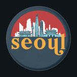 Seoul Korea Vintage City Skyline Cityscape Art Magnet<br><div class="desc">Vintage- och reflexritorier med vackra skyliner, attraktion och cityscape-konst. Coola skyscraper och byggnad silhuette illustrerar handelsvara för turister och resenärer. Perfekt som souvenir att ta med sig hem när man reser hela världen runt. Spara minnet av din resa och semester med familj och vänner. Bakgrunden till färg kan anpassas till...</div>