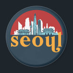 Seoul Korea Vintage City Skyline Cityscape Art Magnet<br><div class="desc">Vintage- och reflexritorier med vackra skyliner, attraktion och cityscape-konst. Coola skyscraper och byggnad silhuette illustrerar handelsvara för turister och resenärer. Perfekt som souvenir att ta med sig hem när man reser hela världen runt. Spara minnet av din resa och semester med familj och vänner. Bakgrunden till färg kan anpassas till...</div>
