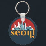 Seoul Korea Vintage City Skyline Cityscape Art Nyckelring<br><div class="desc">Vintage- och reflexritorier med vackra skyliner, attraktion och cityscape-konst. Coola skyscraper och byggnad silhuette illustrerar handelsvara för turister och resenärer. Perfekt som souvenir att ta med sig hem när man reser värld runt. Spara minnet av din resa och semester med familj och vänner. Bakgrunden till färg kan anpassas till färg....</div>