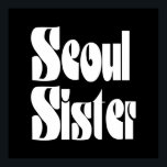 Seoul Sister Poster<br><div class="desc">Sur Syster Globe Trotters specialiserar sig på idiosynkratiskt bildmaterial från hela världen. Här hittar du unika hälsningskort, vykort, Poster, Mousepads med mera.</div>