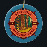 Sequoia National Park Retro Compass Emblem Julgransprydnad Keramik<br><div class="desc">Sequoia-vektorteckningsdesign. Parken har den högsta punkten i det angränsande Stater,  berget Whitney,  och ligger söder om Kung Canyon nationalpark.</div>