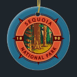 Sequoia National Park Retro Compass Emblem Julgransprydnad Keramik<br><div class="desc">Sequoia-vektorteckningsdesign. Parken har den högsta punkten i det angränsande Stater,  berget Whitney,  och ligger söder om Kung Canyon nationalpark.</div>