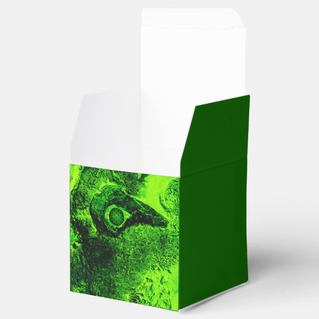 ser mot det gröna presentaskar (Öppnad)
