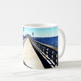 Ser ner längs bryggan kaffemugg
