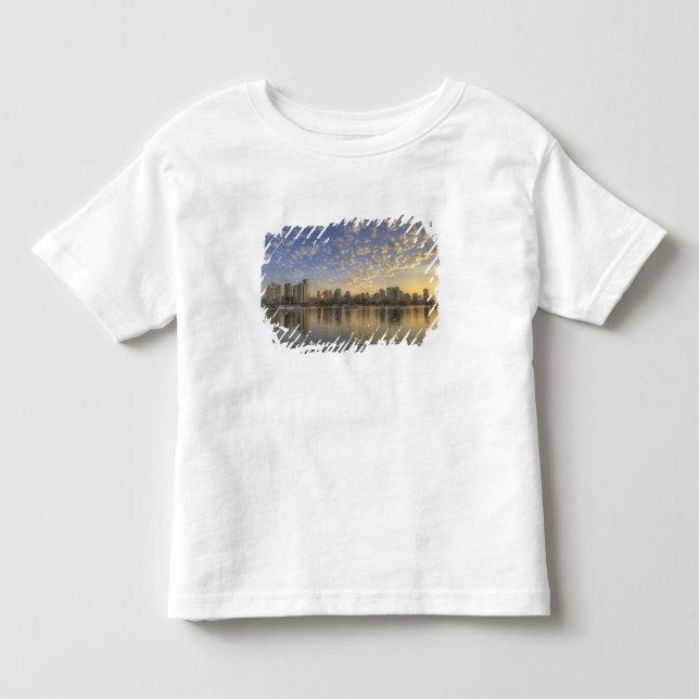 Ser över False Creek mot siluetten av Tee Shirt (Framsida)