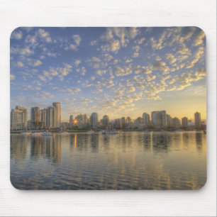 Ser över False Creek mot skyline av Musmatta