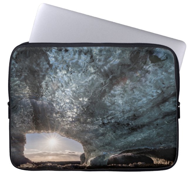 Ser ut från en isgrotta, Island Laptop Sleeve (Framsidan)