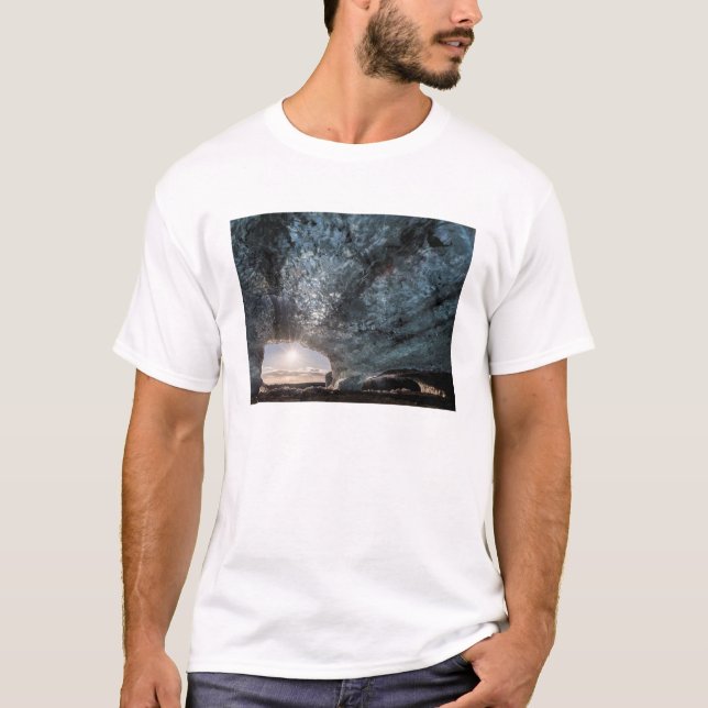Ser ut från en isgrotta, Island Tee (Framsida)