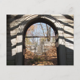 Ser ut genom ruinen vykort