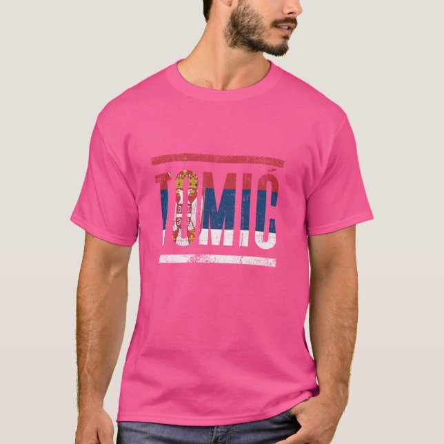 Serbiens efternamn Tomic med flagga Serbien T Shirt (Framsida)