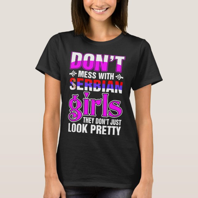 Serbiska flickor tittar på Söt T Shirt (Framsida)