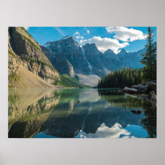 Serenbergen bakom floden Nature Scene Poster