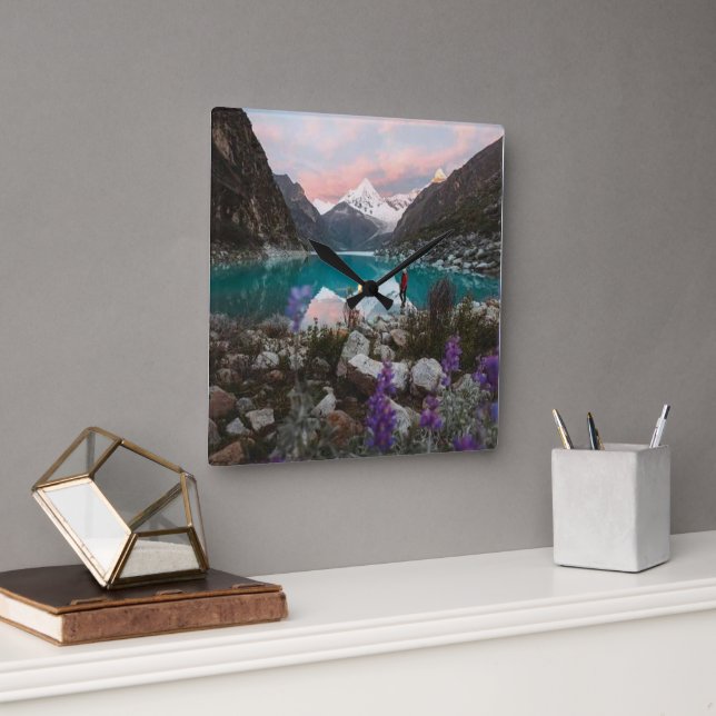 Serene Blue Mountain & River Wall Clock – Modern H Fyrkantig Klocka (Kontor)