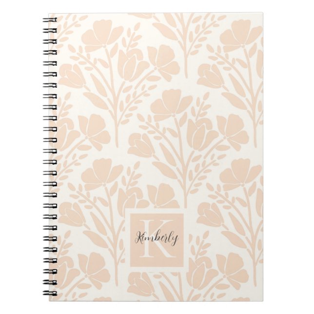 Serene Neutralt Peachy Rosa Blommigts Monogrammed Anteckningsbok (Framsidan)