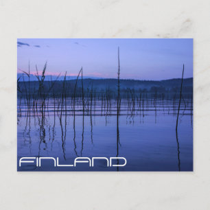 Serene och misty sjö efter ett kraftigt regnkort vykort