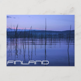 Serene och misty sjö efter ett kraftigt regnkort vykort