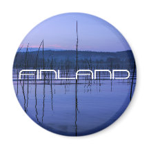 Serene och misty sjö efter kraftig regnmagnet