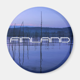 Serene och misty sjö efter kraftig regnmagnet magnet