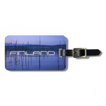 Serene och misty sjö efter kraftiga regn