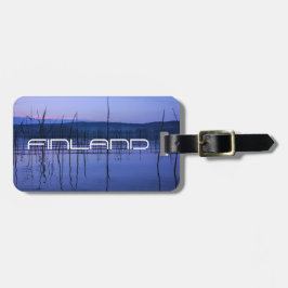 Serene och misty sjö efter kraftiga regn bagagebricka