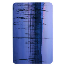 Serene och misty sjö efter kraftiga regn magnet