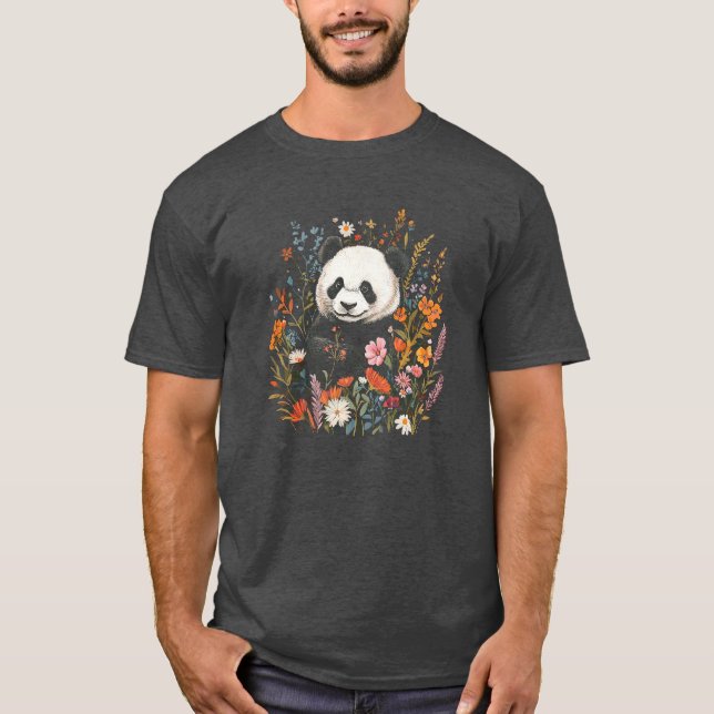 Serene Panda Amidst a Blommigt Wonderland T Shirt (Framsida)